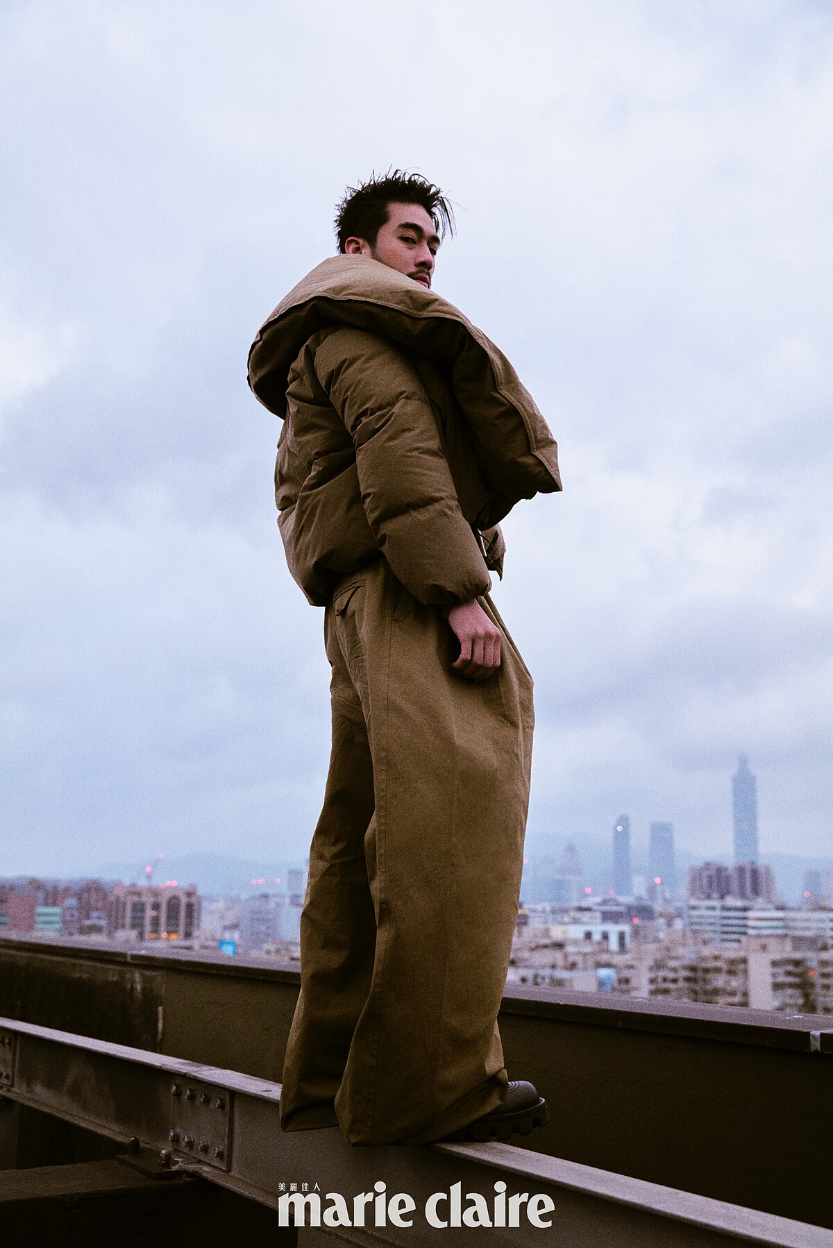 造型羽絨外套、寬版造型長褲，both by Bottage Venetar；黑色 Checker 皮鞋，Louis Vuitton。