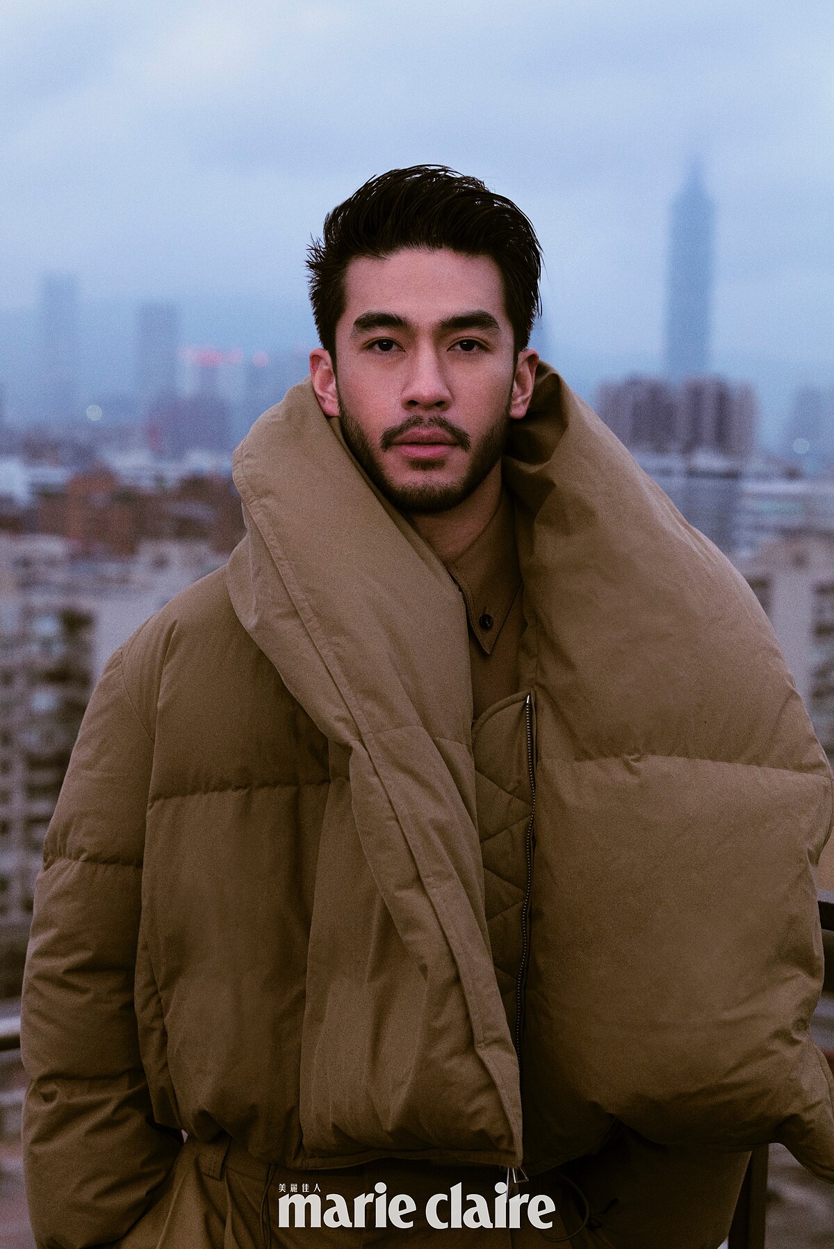 造型羽絨外套、淺色領帶、造型襯衫，all by Bottage Venetar。