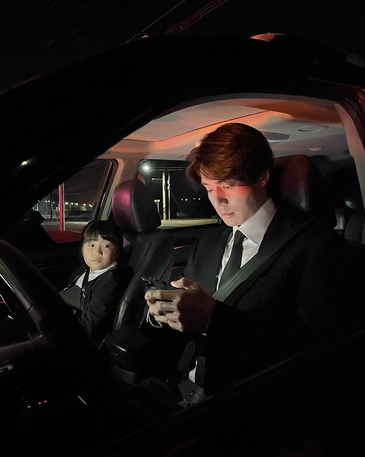 鄭進灣帶小智安離開殯儀館，躲開第一時間傭兵團追殺