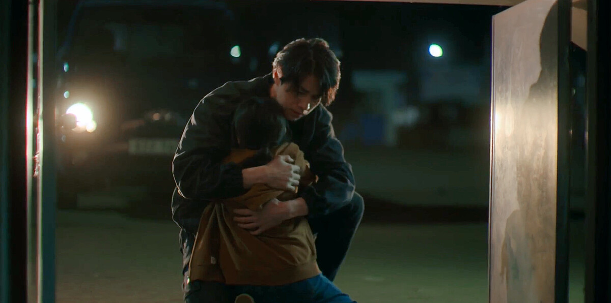 鄭進灣一改冷漠態度，抱著受怕的小智安，道歉並安撫她