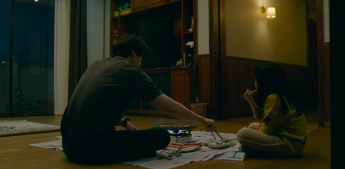 小智安被困學校後，鄭進灣為小智安料理她喜歡的烤五花肉，兩人從此和解