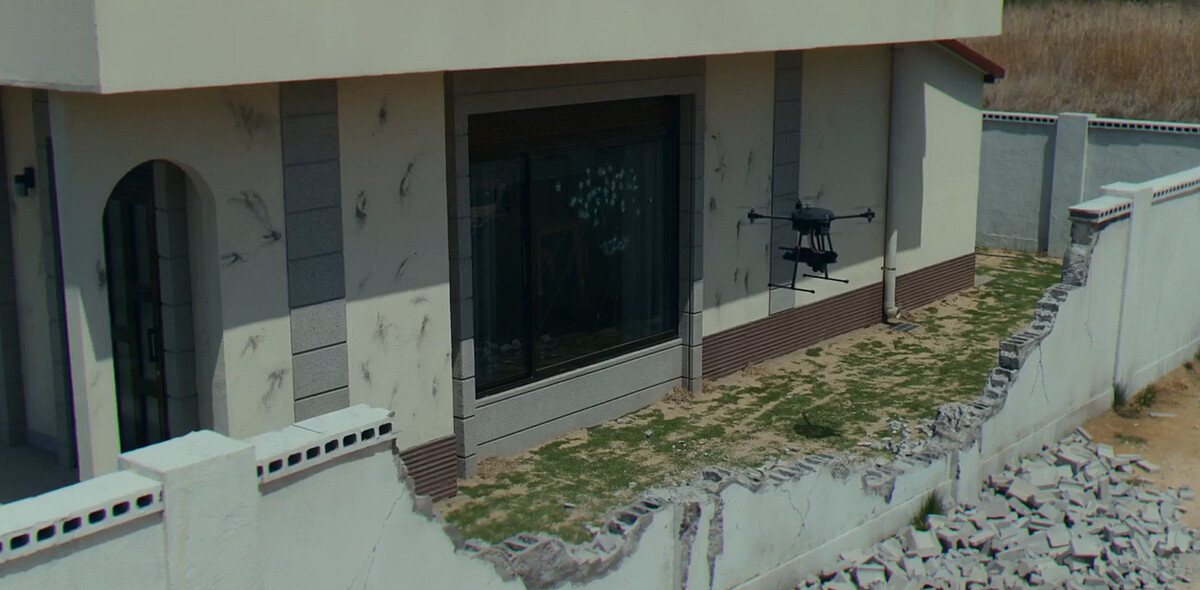 鄭進灣家的牆院被炸爛