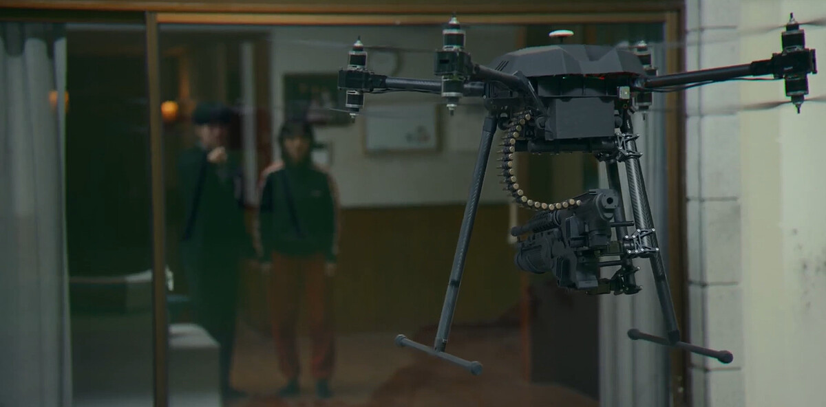 家裡四周出現架著衝鋒槍的無人機