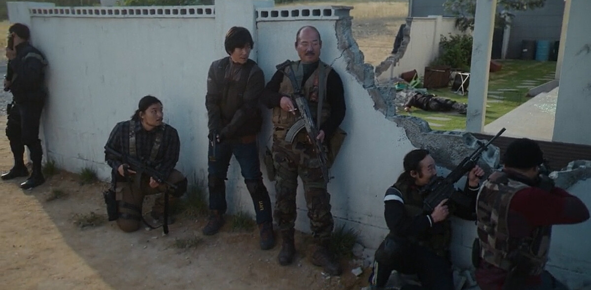 傭兵團包圍智安家外，為要找尋軍火庫