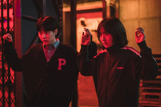 鄭智安與裴正民進入軍火庫又遇上麻煩