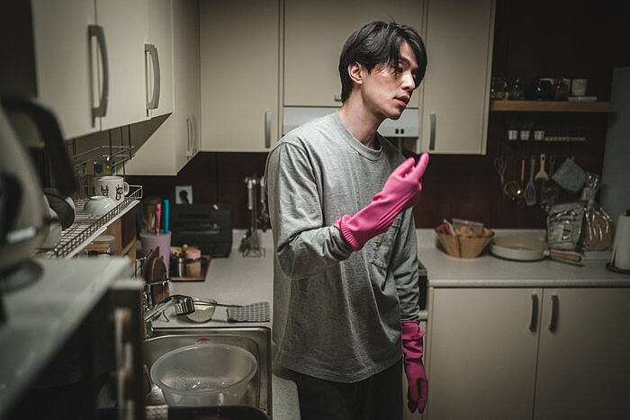 鄭進灣認定不戴安全帽騎車的小子&rdquo;很危險&rdquo;，壞了智安的初戀