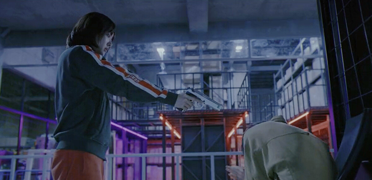 鄭智安搶到槍反制蒙面男子，但蒙面男子抖出很多情報讓她好奇