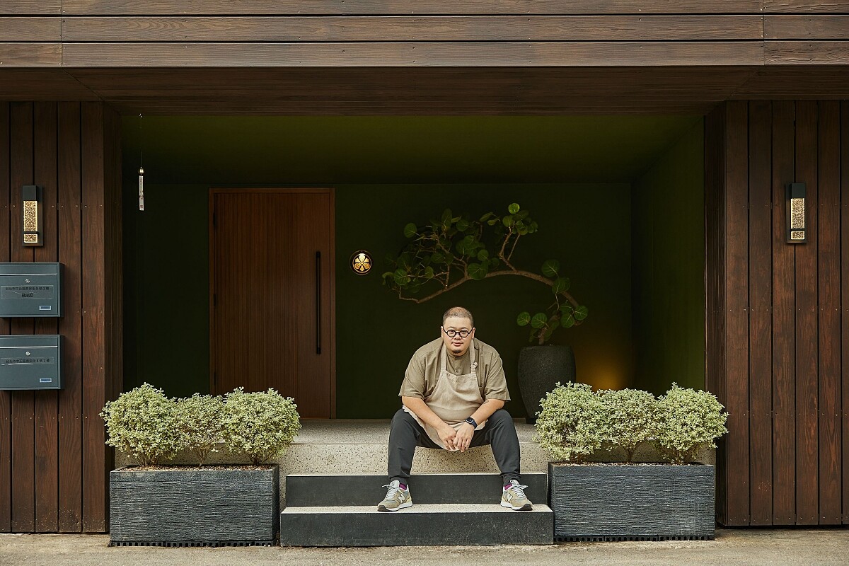 出身於台灣、長成於日本，先後歷經舊世界與新世界高端餐飲的歷練，投入廚涯超過20年的主廚Nobu Lee經歷自我沉潛與獨白，再一次將自我歸零、從心出發。