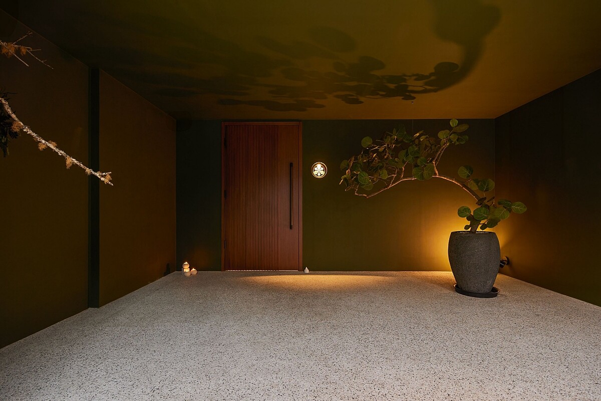 色調沉穩的餐廳大門帶著隱隱的日式氛圍,僅以一盞家徽標誌低調訴說著主廚洗淨鉛華後的成熟與洗鍊,引領著賓客進入溫柔規劃的動線,亦是Nobu對於「家」的想像與投射。