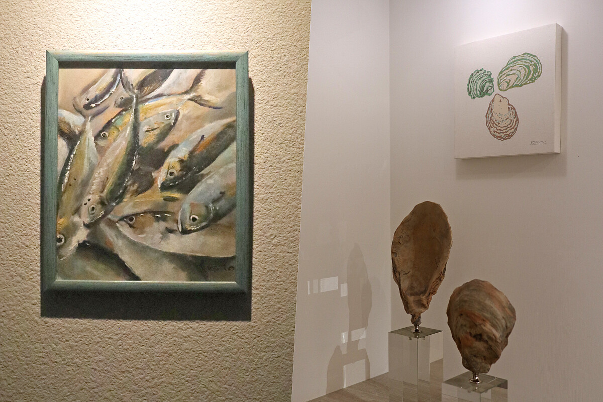 許多畫作、收藏散落在餐廳角落,