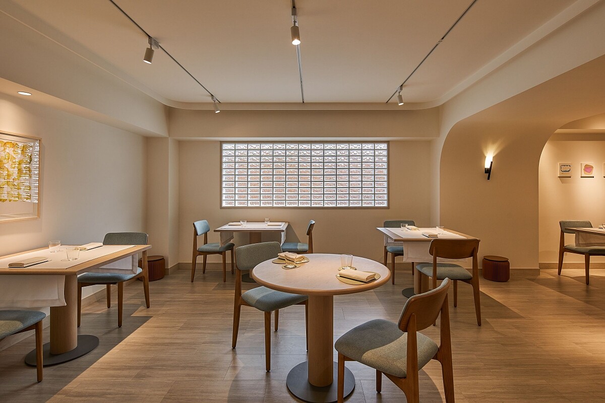 坐席區則以乳白、純白色調為基礎,白橡木素材則巧妙營造北歐居家的溫潤氛圍。