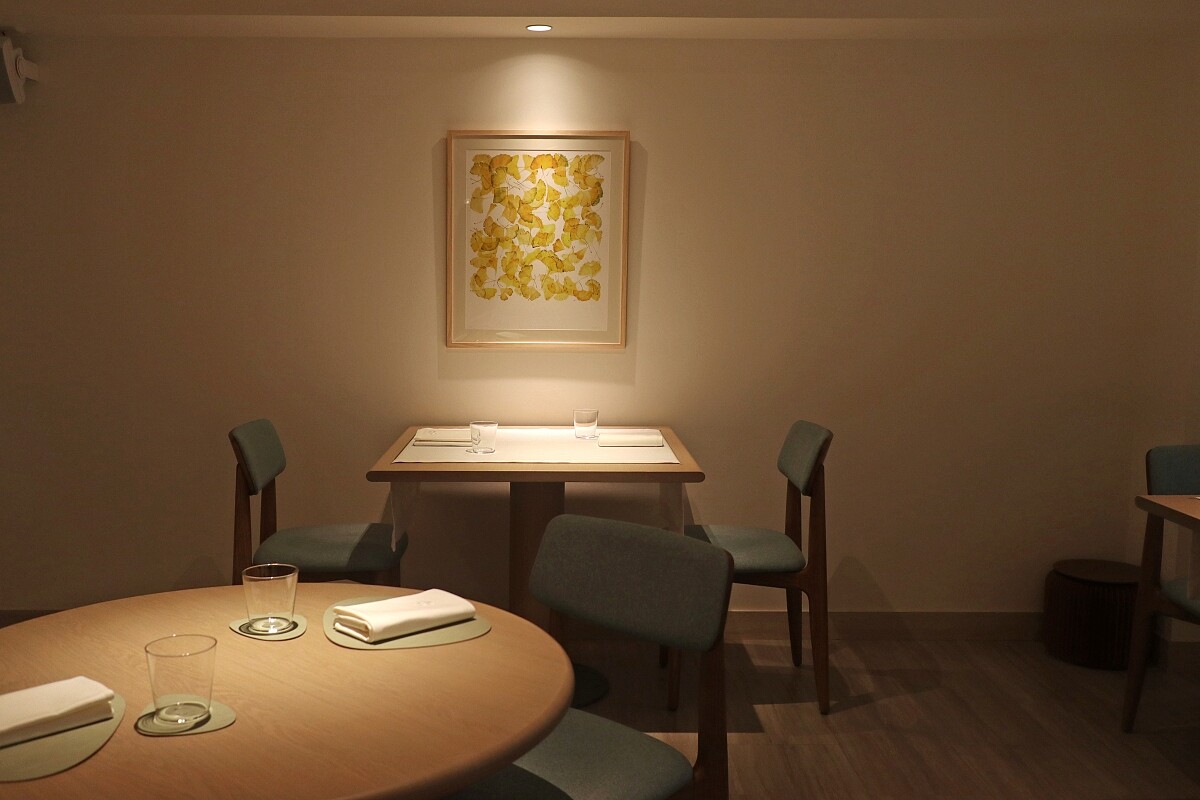 紐西蘭藝術家 Kohl Ellice Tyler 繪製的銀杏，讓人不自覺聯想起主廚與日本的情感連結。