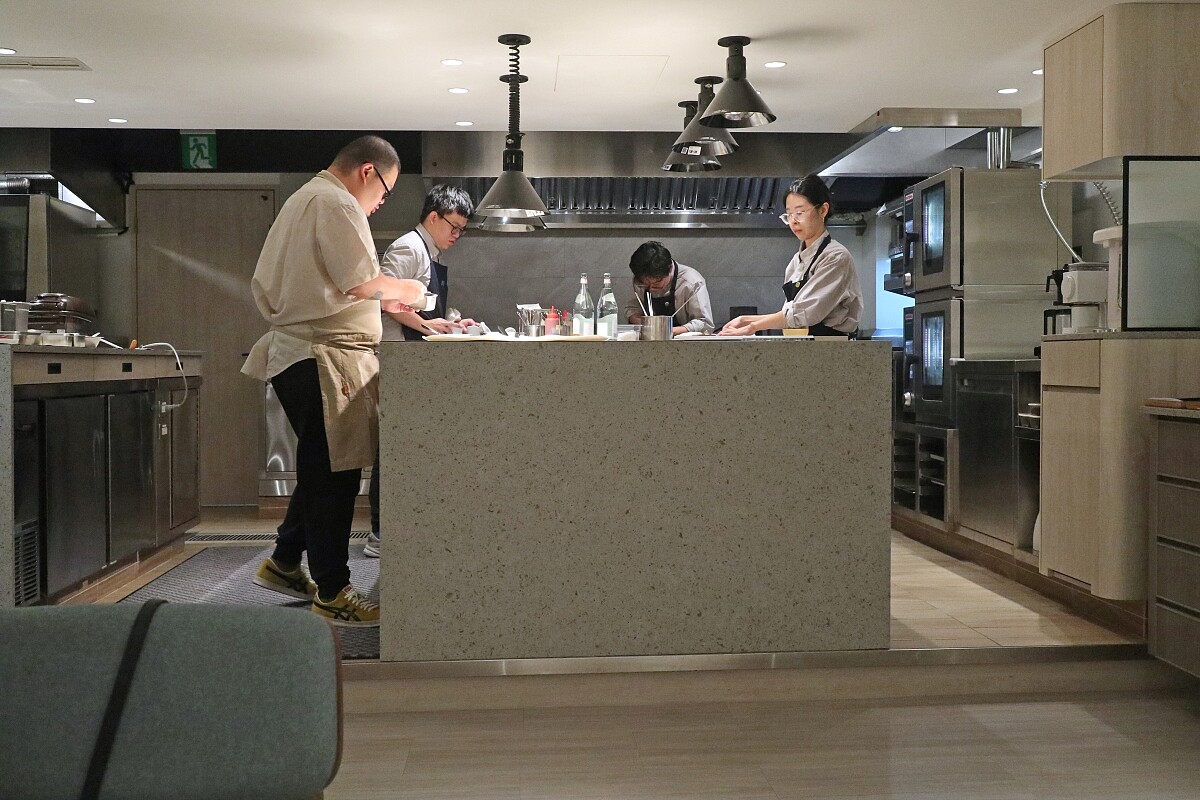 開放式廚房拉近了賓客之間與主廚的距離。