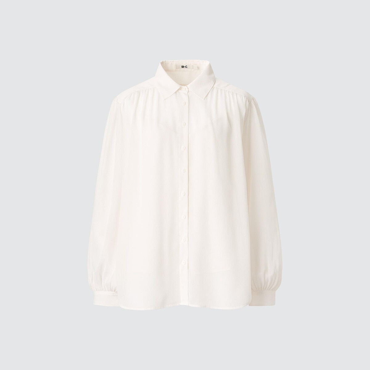 透膚澎袖上衣NT$990。