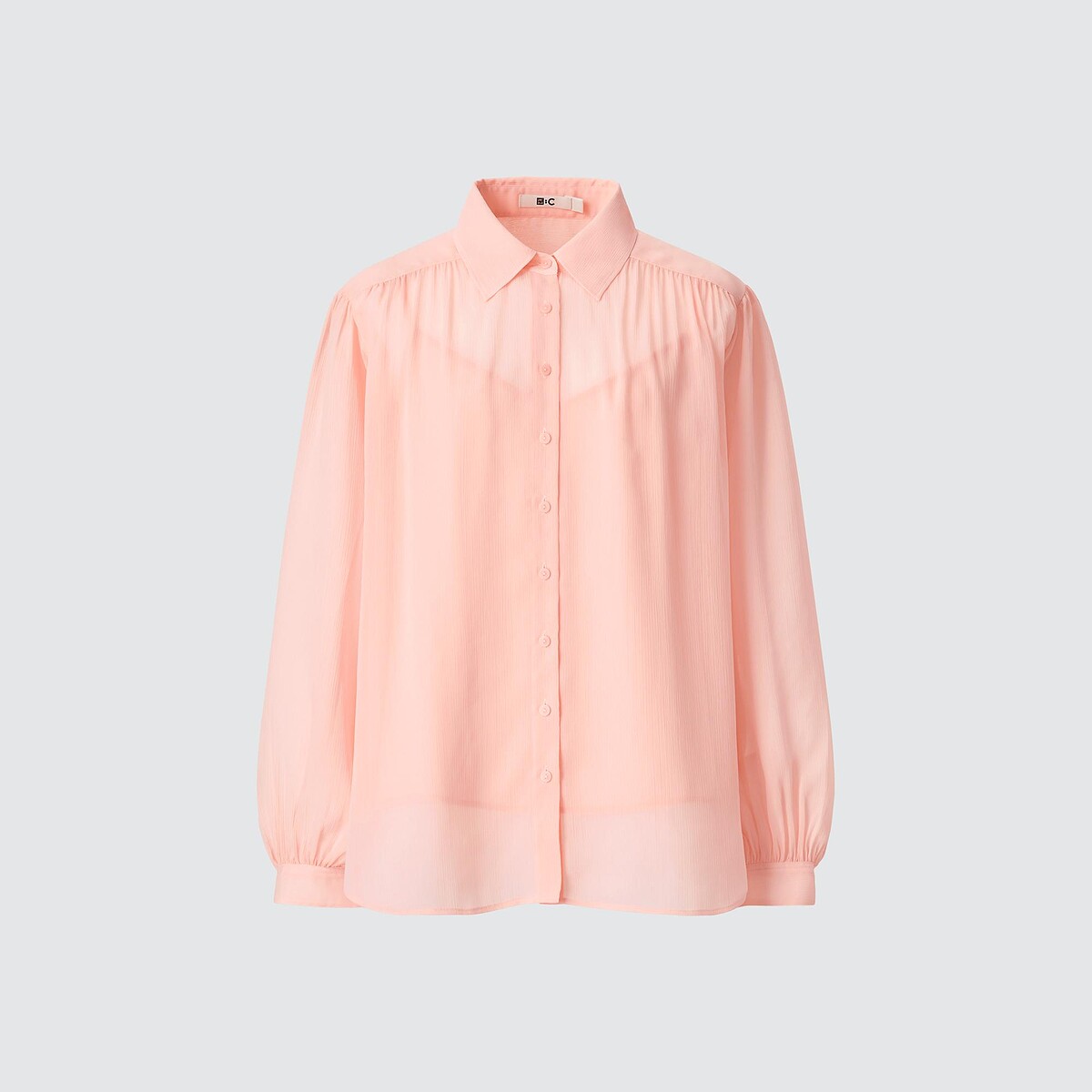 透膚澎袖上衣NT$990。