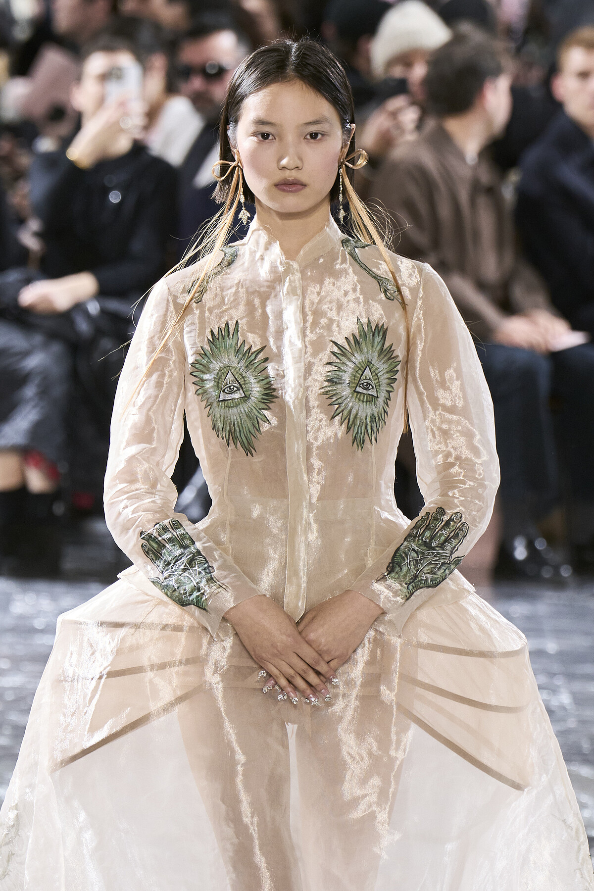 Jean Paul Gaultier 第六任客座設計師，請來以維多利亞風格聞名的英國設計師 Simone Rocha，重新詮釋浪漫版本的大師經典輪廓。