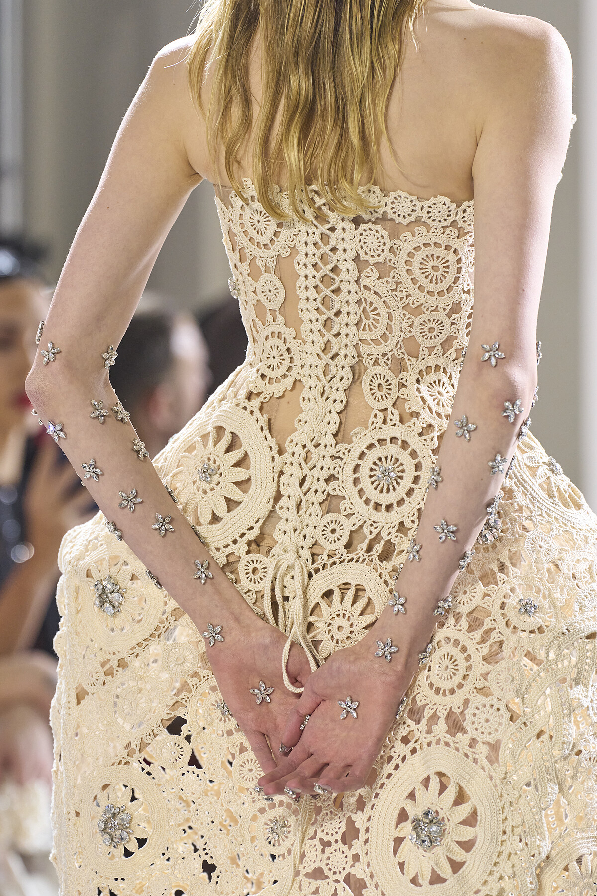 這系列有以手工鉤編和經過處理的愛爾蘭蕾絲為特色，其中包括令人讚嘆的技術之完美結合。