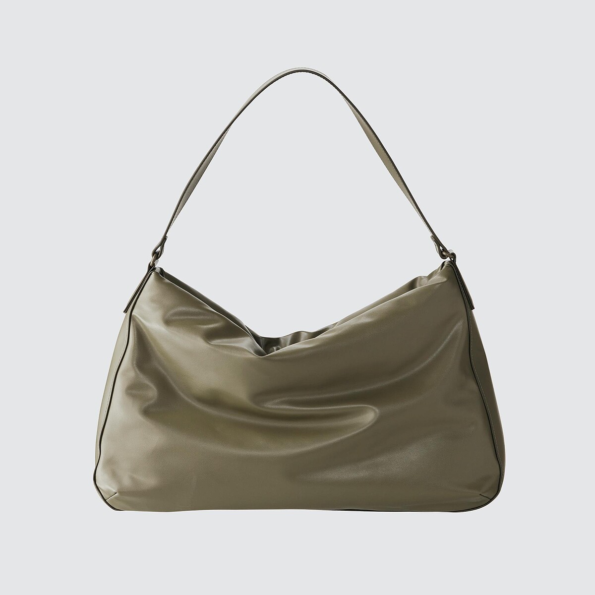 澎軟肩背包NT$990。