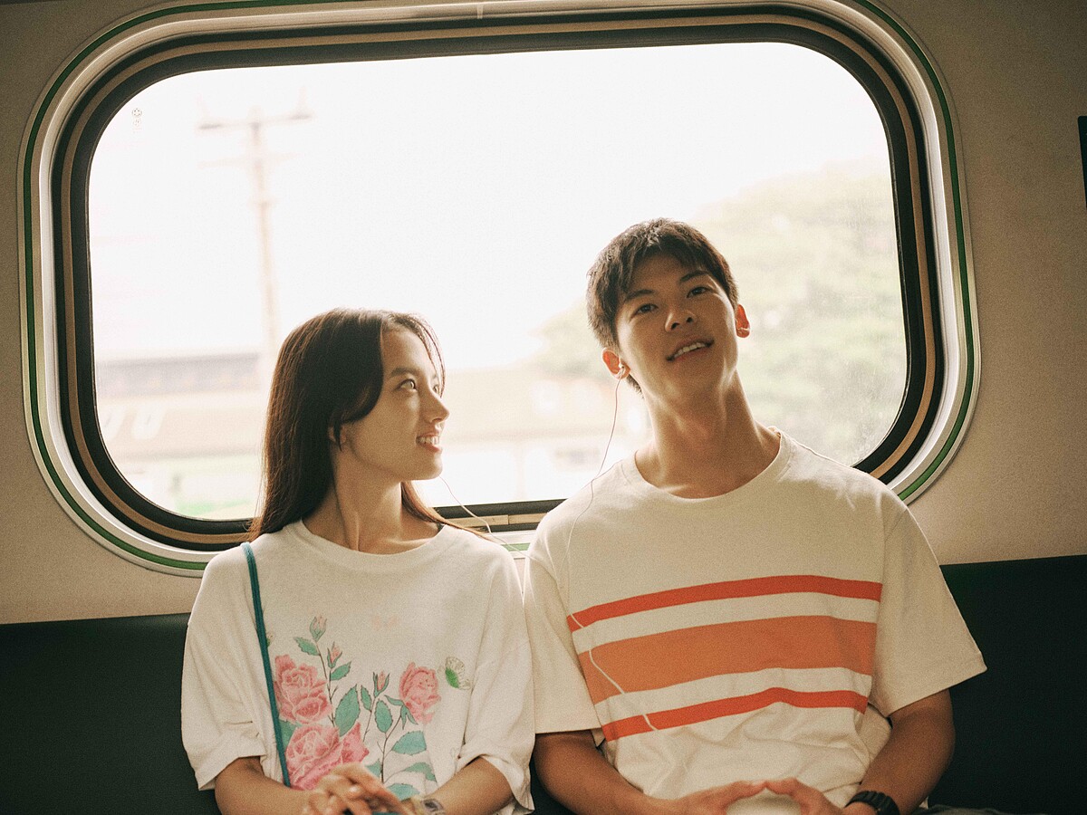 《青春18x2 通往有你的旅程》劇照4＿由許光漢（右）和清原果耶（左）共同主演。
