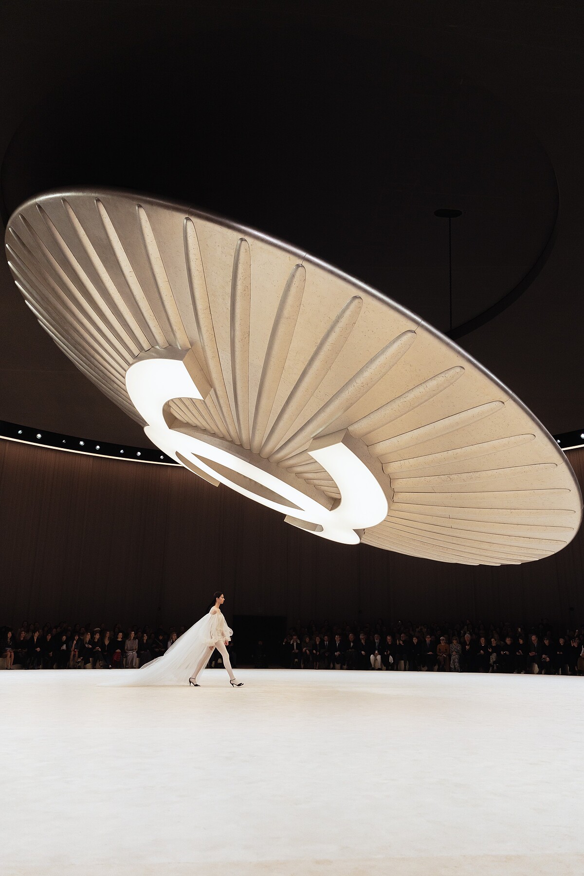 Chanel 2024春夏高級訂製會場以一顆鑽石鈕扣為題，以微觀連結至宏觀，令人驚豔。