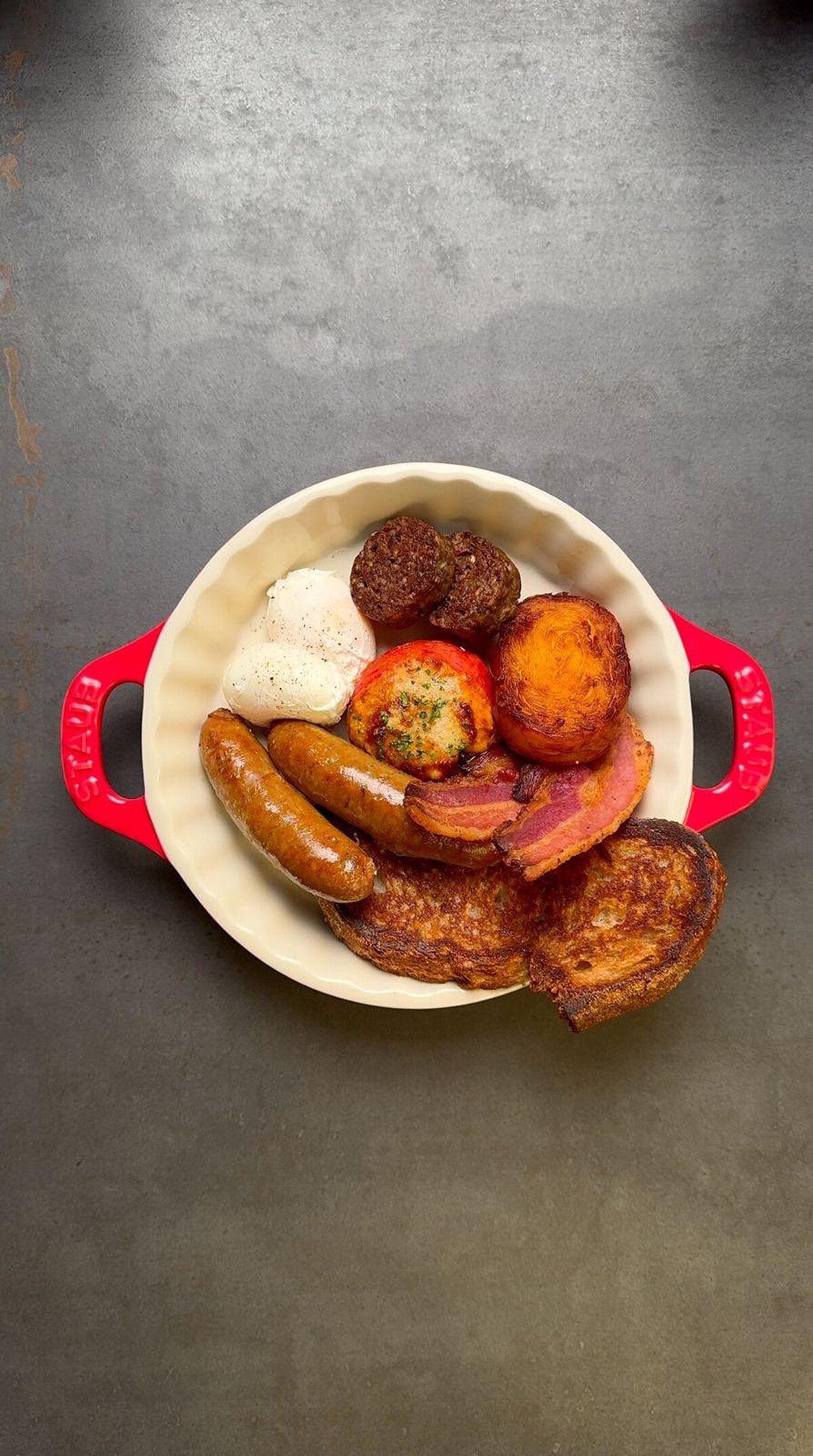 TikTok觀看490萬次的Full English breakfast，包含自製英式香腸、血腸、水波蛋、洋芋千層、焗烤番茄，以及烤酸種麵包。