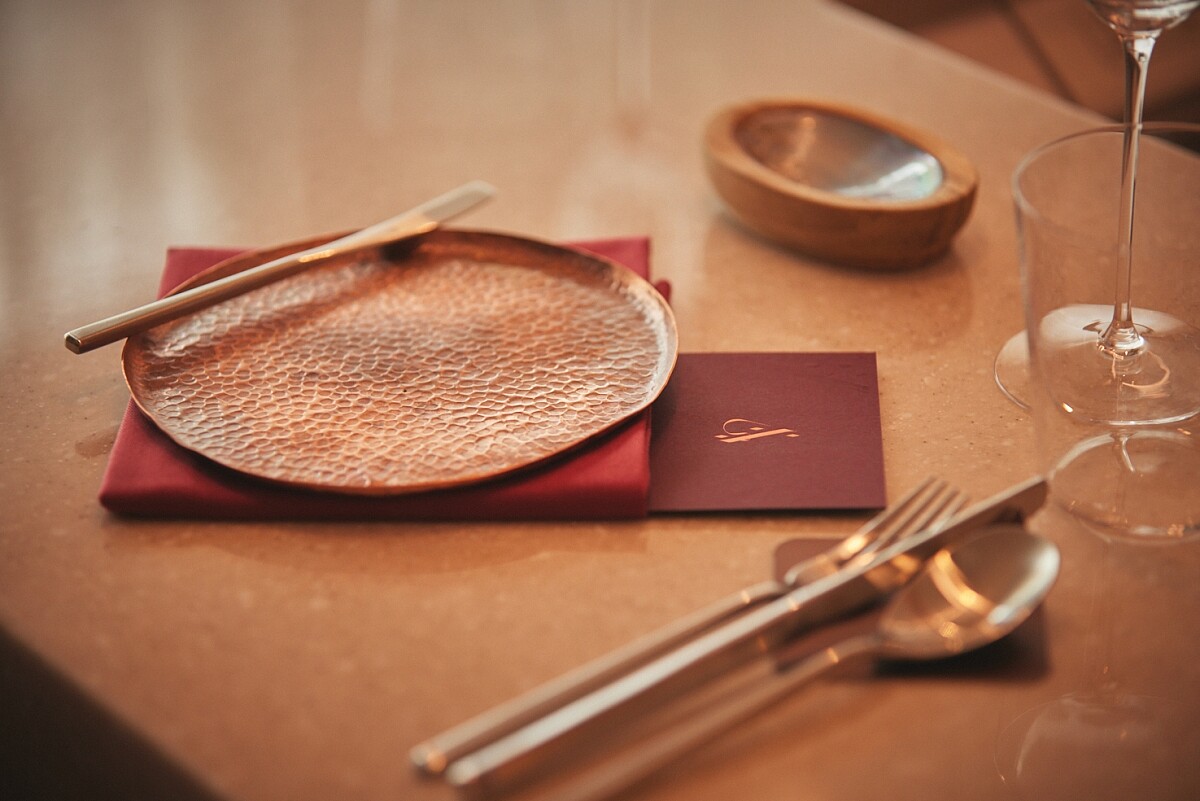 「Aleisha」的菜單也十分獨特，每道料理名稱以多元語言呈現。