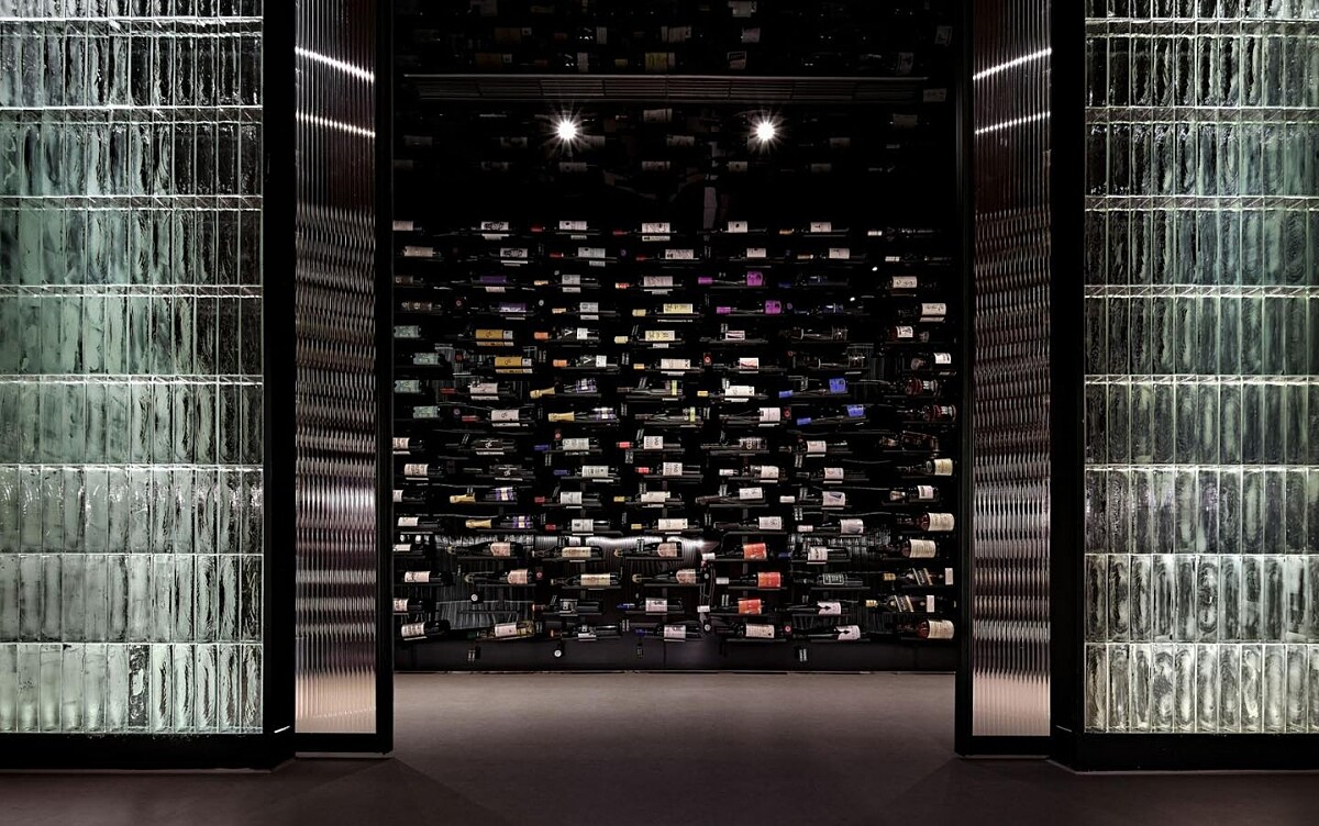 酒窖帶有獨有的光影設計,增添空間體驗的另一層感受走入式的酒櫃,讓愛好品酒人士,能隨著服務人員 的帶領,入內挑選自己喜愛的酒款。 同時,跳脫一般走入式酒窖的設計,運用光與影的洗入式呈現,創造優雅而神秘的體驗感受。不僅增添走入內挑選酒的期待興奮感,更讓整體空間的設計感更有所不同,留下記憶點。
