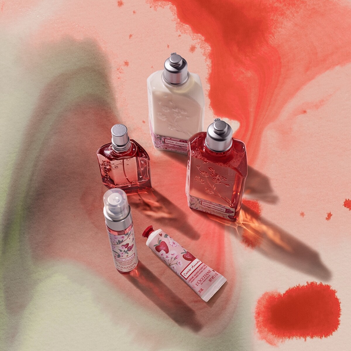 L’OCCITANE歐舒丹草莓櫻花香氛系列情境照。
