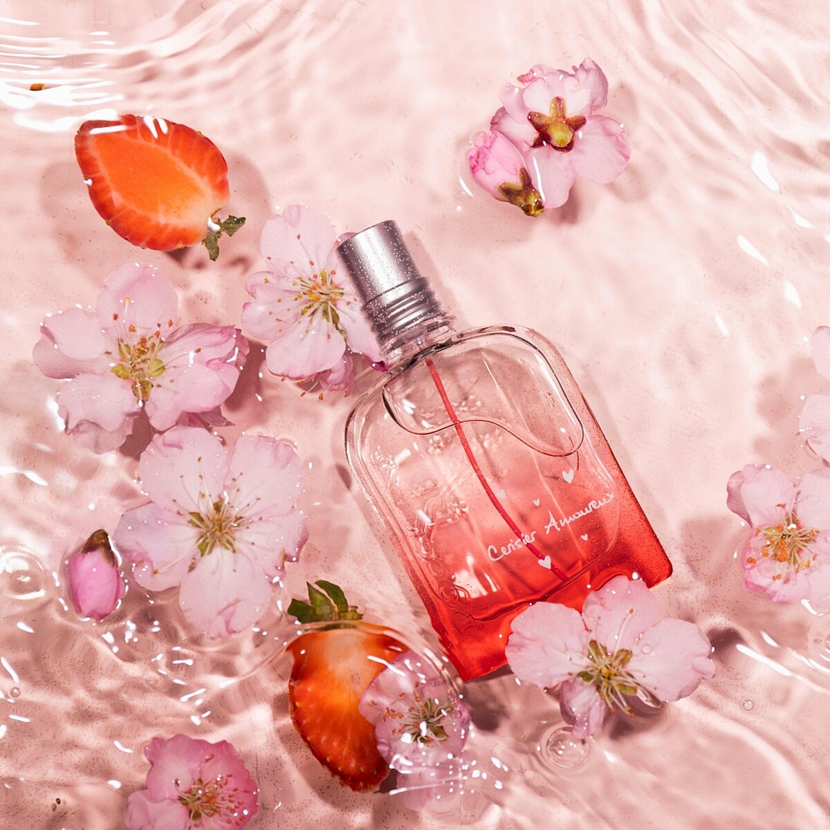 L’OCCITANE歐舒丹草莓櫻花淡香水情境照。