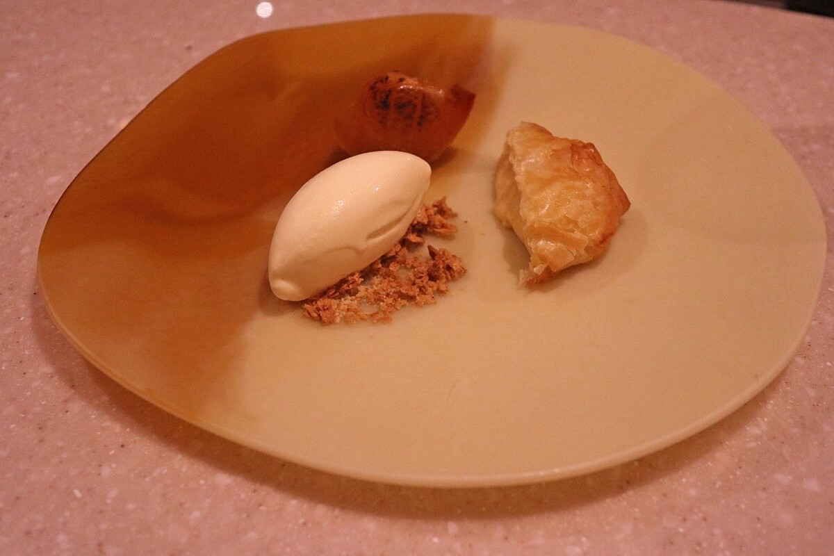 最後以主廚特別訂製的器皿裝載,色澤與甜點完成的樣貌相當搭襯。