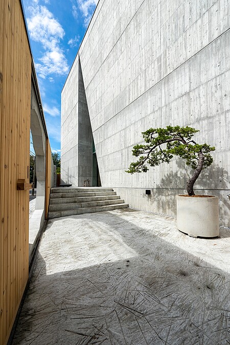 建築物大門以破與立的不規則開口抓住所有人的目光。