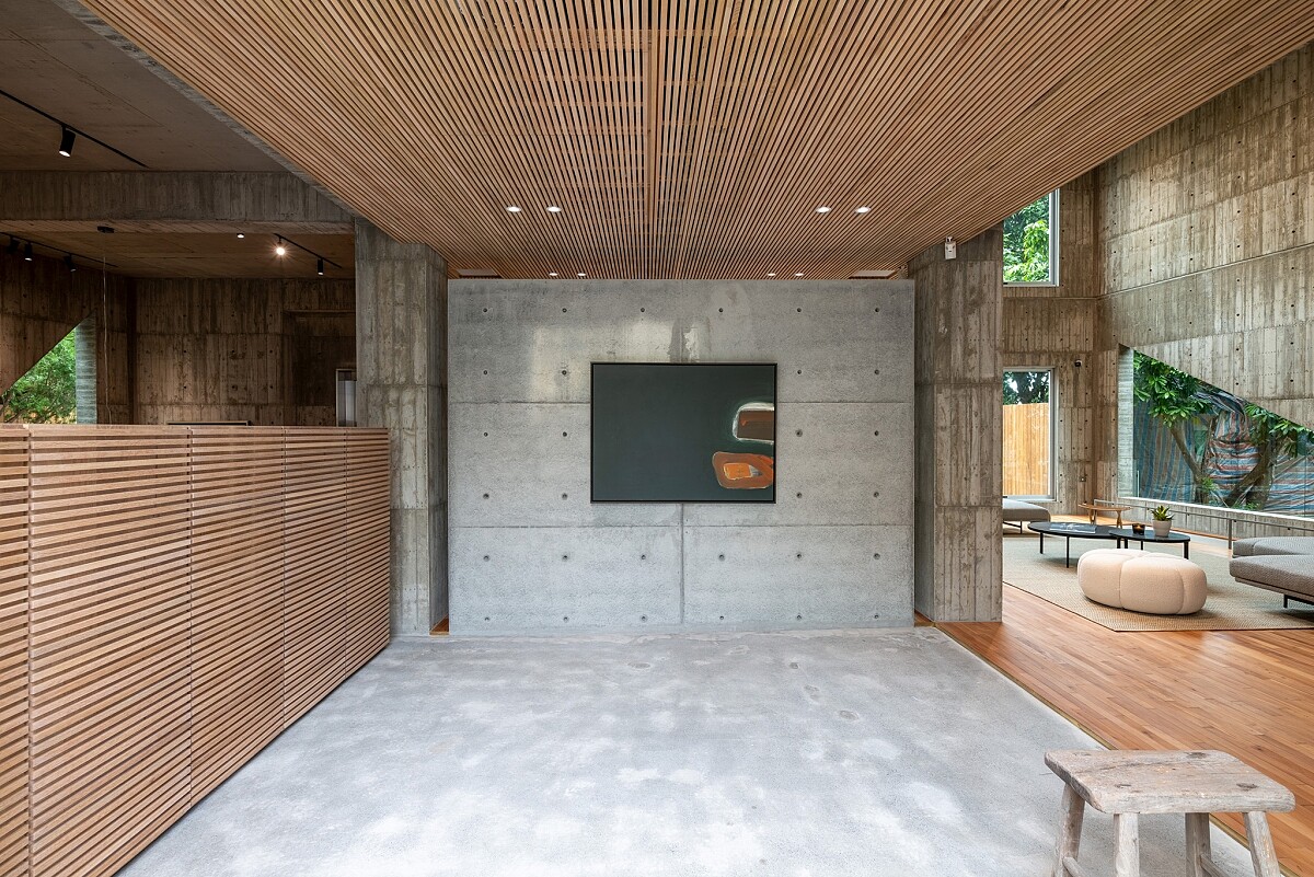 穿越破印木門，即刻進入一個與外界隔絕、靜謐的前庭，這裡彷彿凝結了充滿歲月痕跡的氛圍。