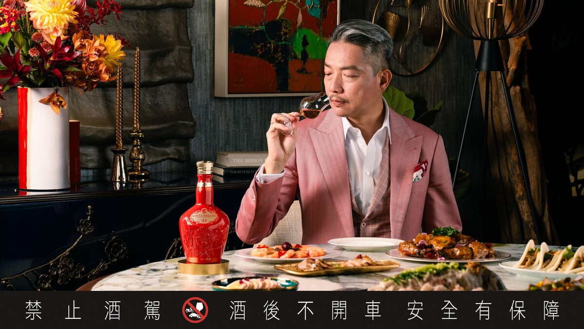 象徵貴氣與東方王者風範的朱紅瓶身，「皇家禮炮24年干邑桶」讓威士忌達人林一峰忍不住大嘆：「這個顏色真的是太喜氣了，加上我心中最適合搭中式美食的干邑桶，簡直就是尾牙、年菜、春酒的大殺器啊！」