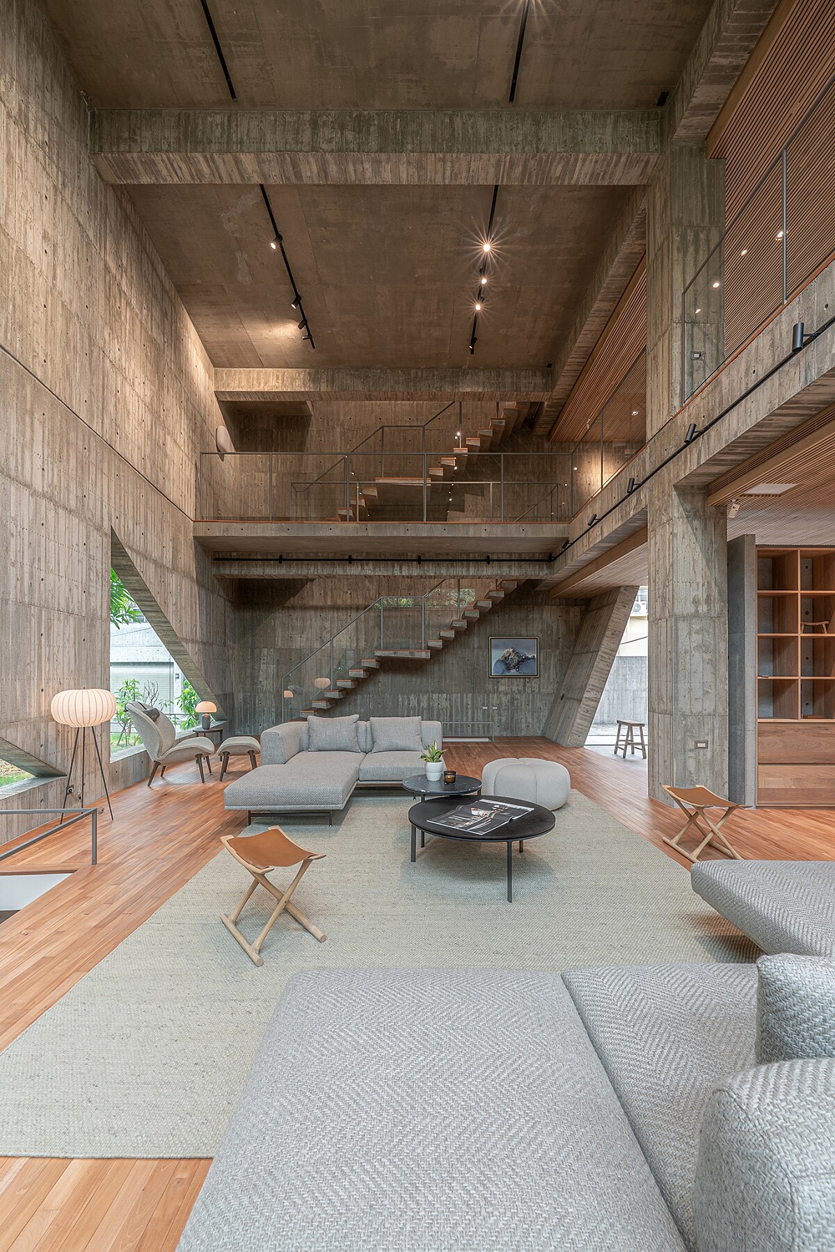 透過粗獷質地表現產品的細緻之處。