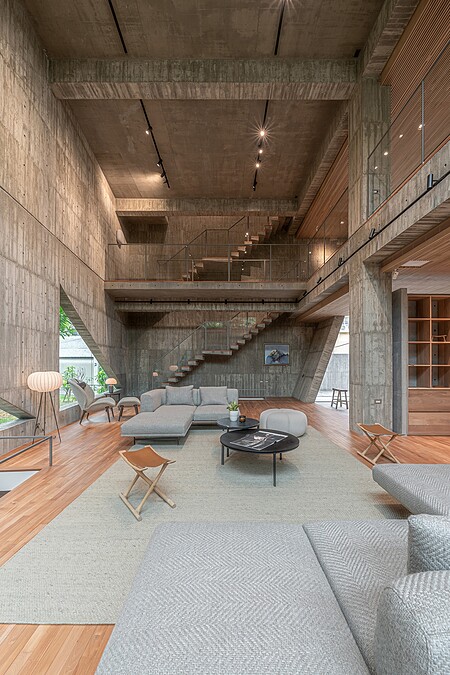 透過粗獷質地表現產品的細緻之處。