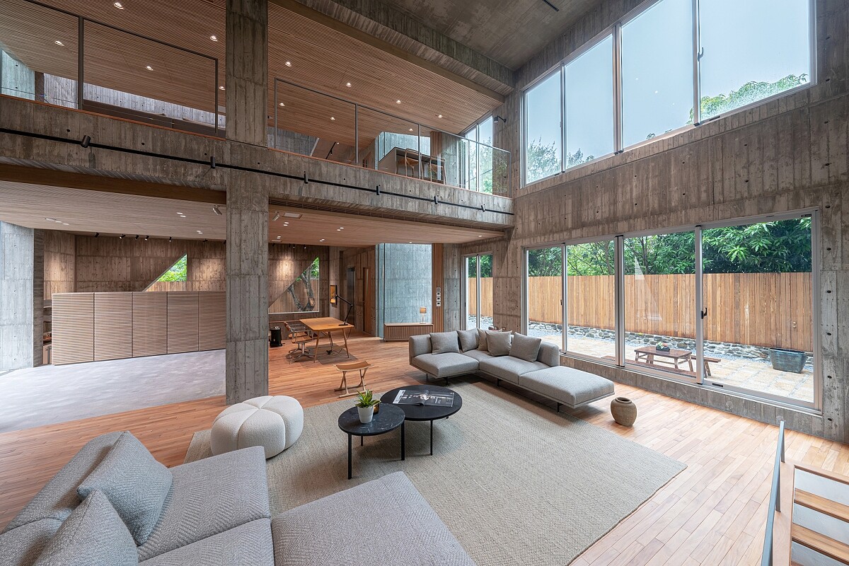 樓兩層挑高的大面窗透著陽光，東側建築配有兩扇三角形大窗，與主建築形成和諧搭配。