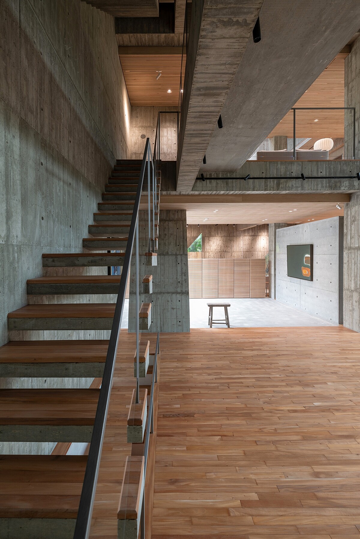 建築錯層的設計，空間呈現出透視感。