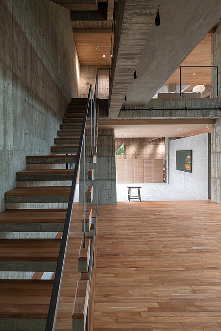 建築錯層的設計，空間呈現出透視感。