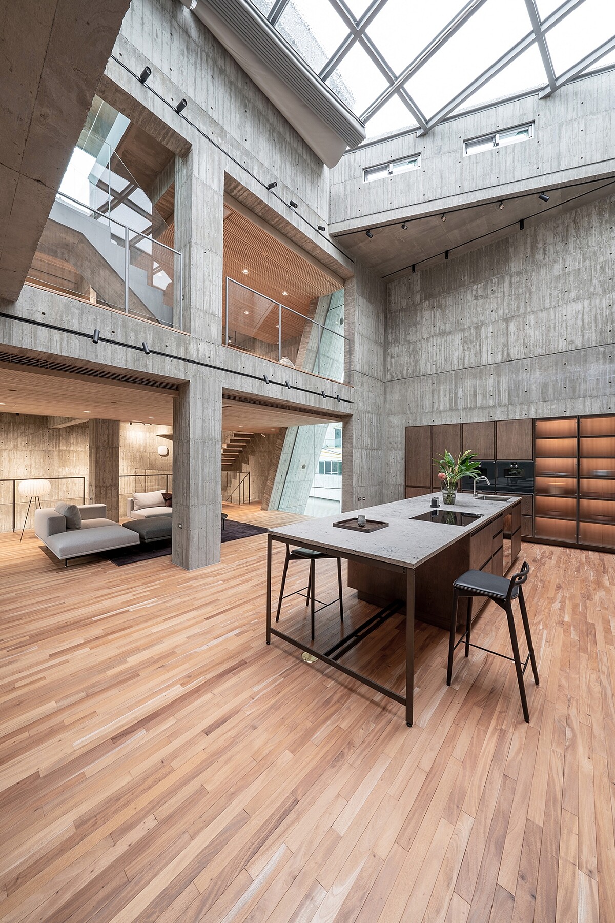 與一般樓梯支撐不同，這裡只有一個個梯形輕盈地懸掛在壁面。