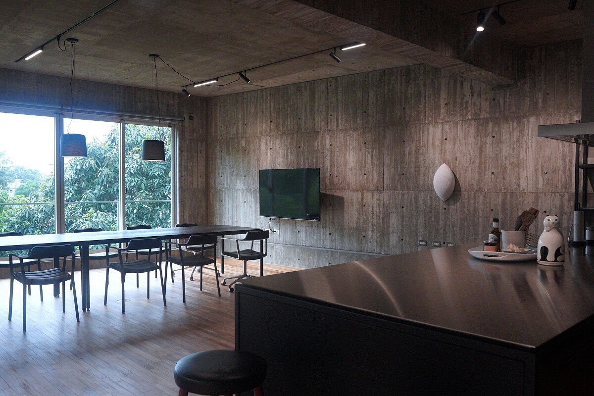 48坪的樓面交織呈現出超過百坪的空間感，連續的落地窗賦予空間順暢流動和音樂般的節奏。