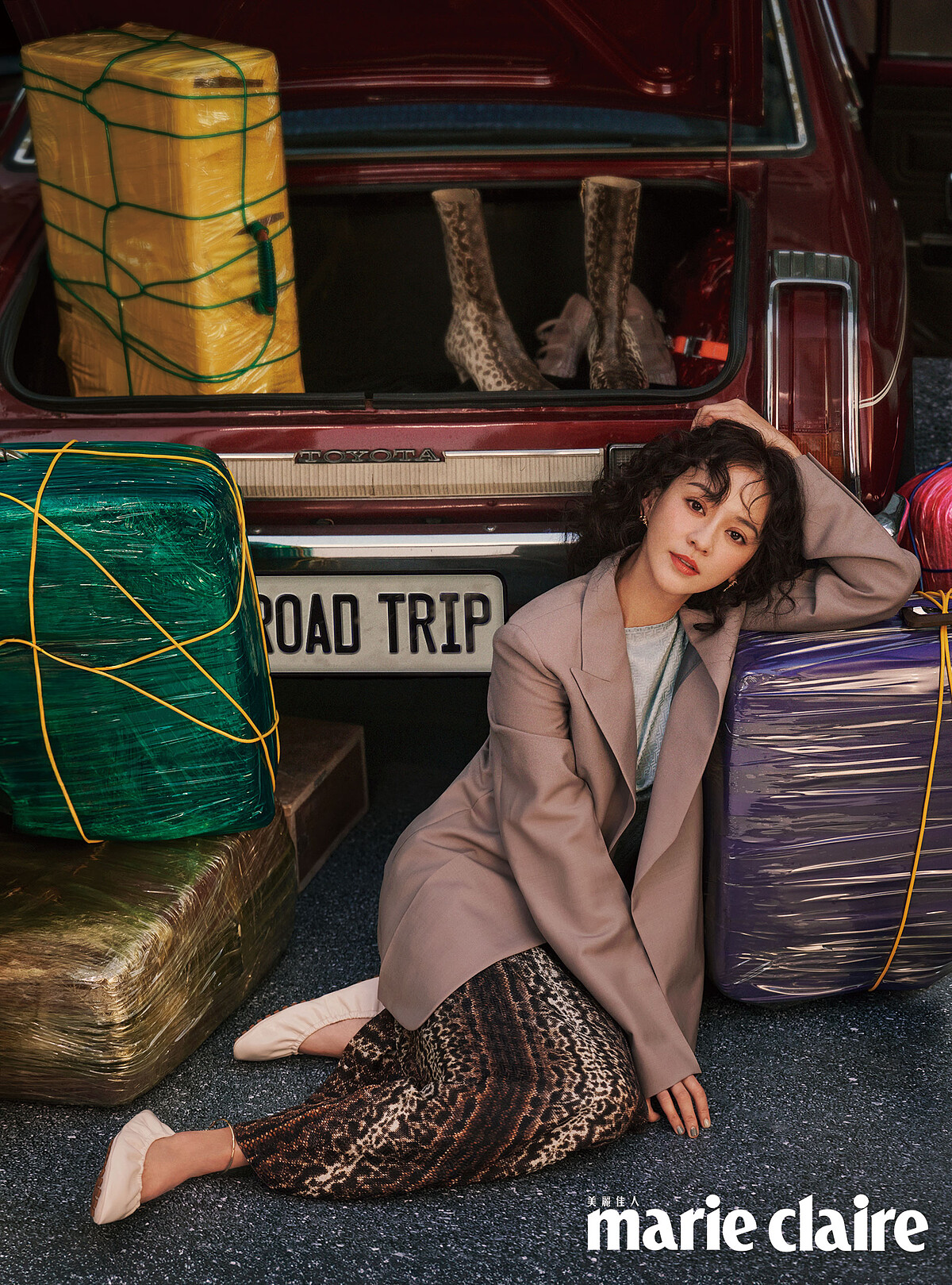 蟒蛇紋路平肩洋裝、灰色西裝外套、白色平底鞋、金色耳環，all by Fendi。