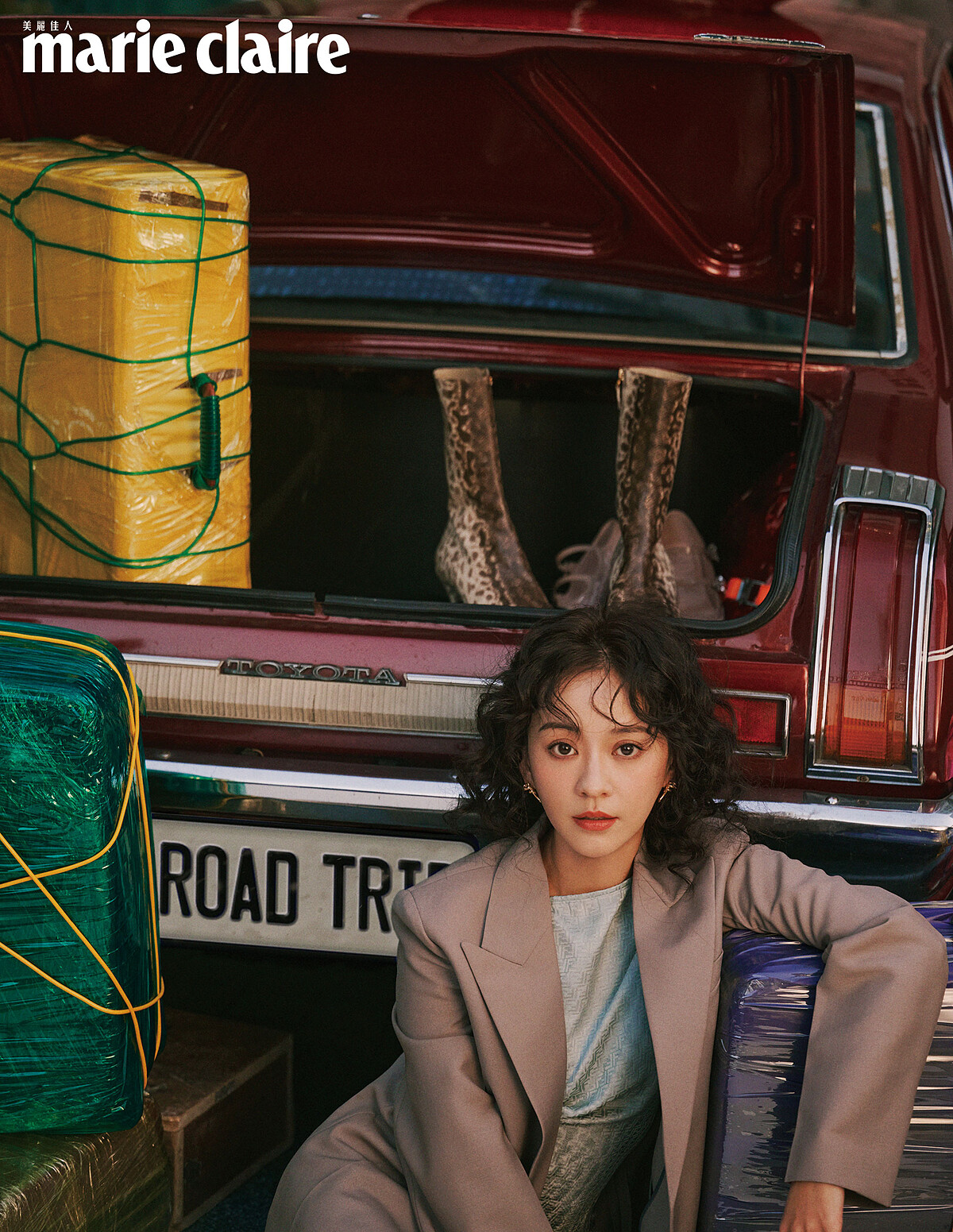 蟒蛇紋路平肩洋裝、灰色西裝外套、金色耳環，all by Fendi。