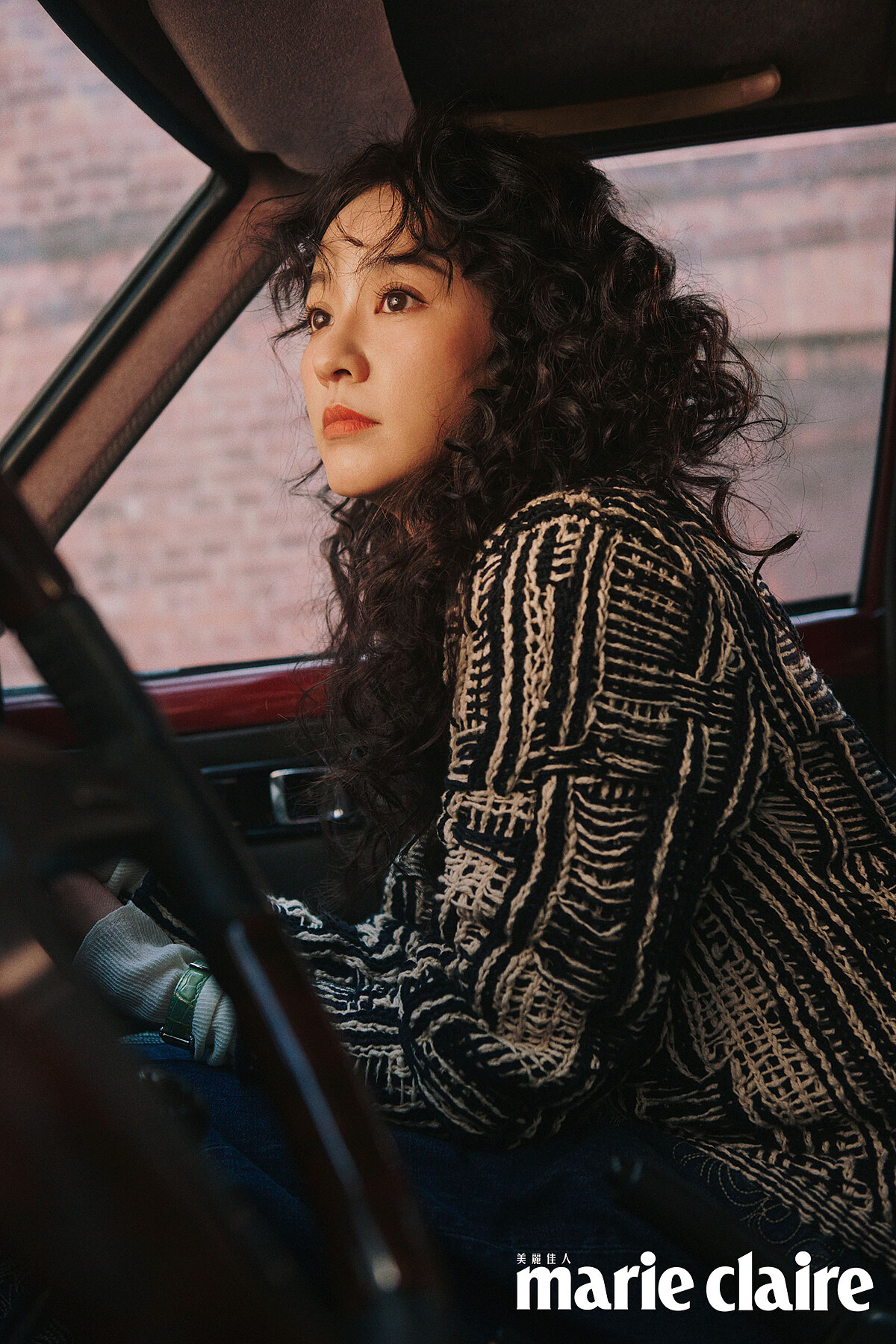 混色針織毛衣、棉質上衣，all by Bottega Veneta；單寧長褲，Isabel Marant；Mini Dolcevita 迷你多情系列羅馬鏤雕綠鱷魚皮革錶帶鑲鑽腕錶，Longines。