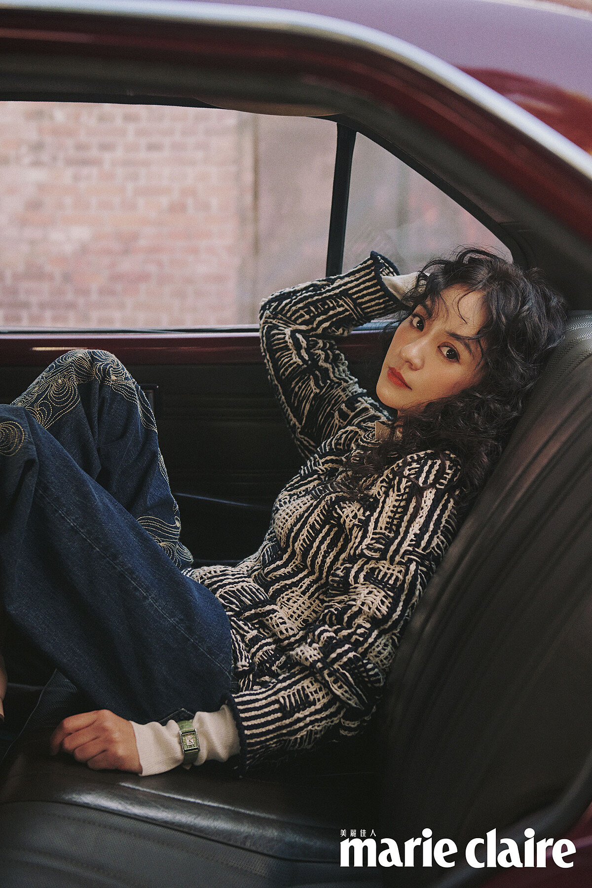 混色針織毛衣、棉質上衣，all by Bottega Veneta；單寧長褲，Isabel Marant；Mini Dolcevita 迷你多情系列羅馬鏤雕綠鱷魚皮革錶帶鑲鑽腕錶，Longines。