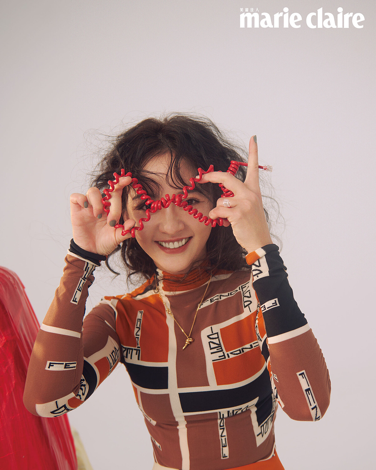 色塊拼接高領上衣、色塊拼接中長裙、金色項鍊，all by Fendi。