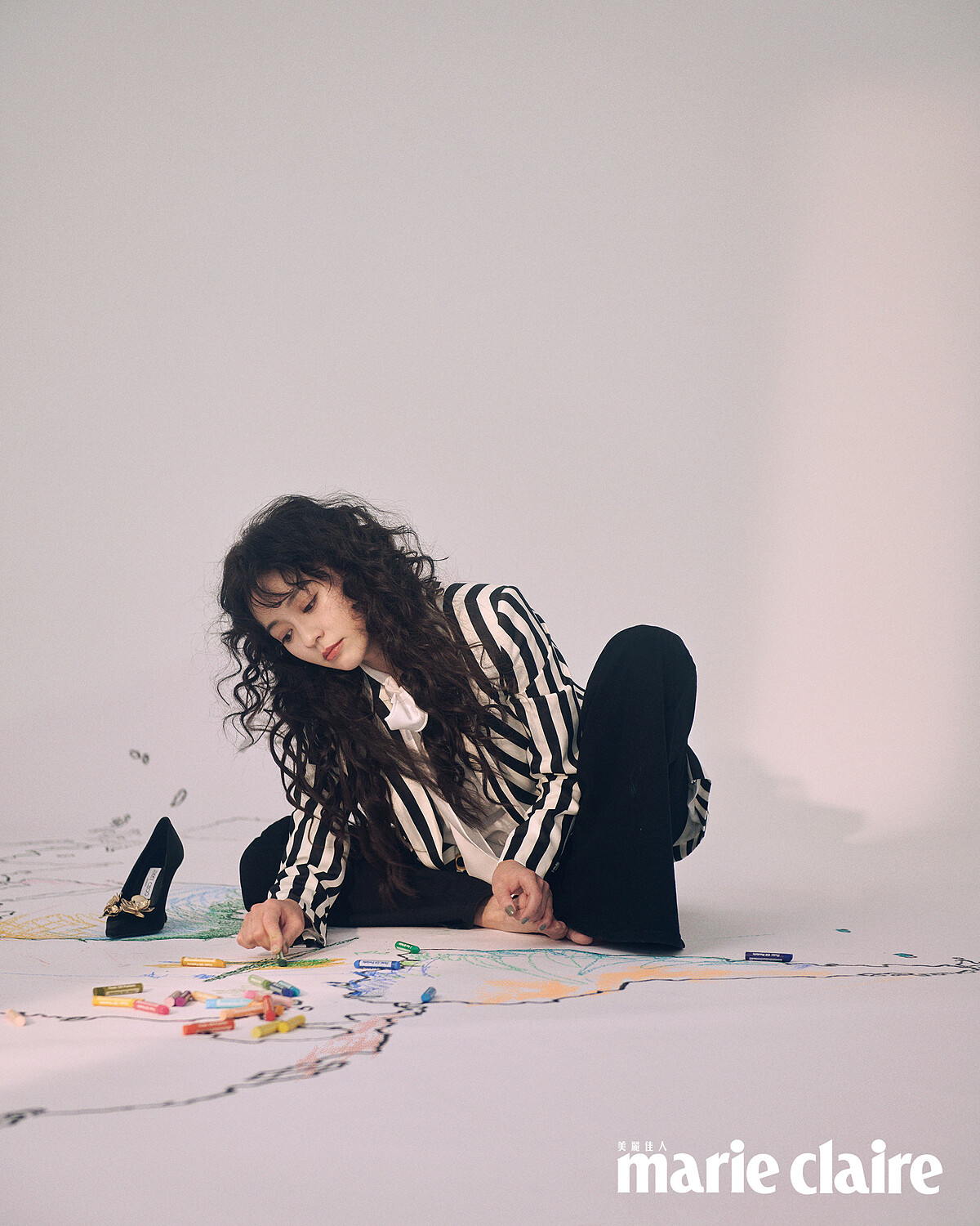 白色絲質襯衫、黑白條紋西裝外套，both by Moschino；黑色喇叭褲，Maje。