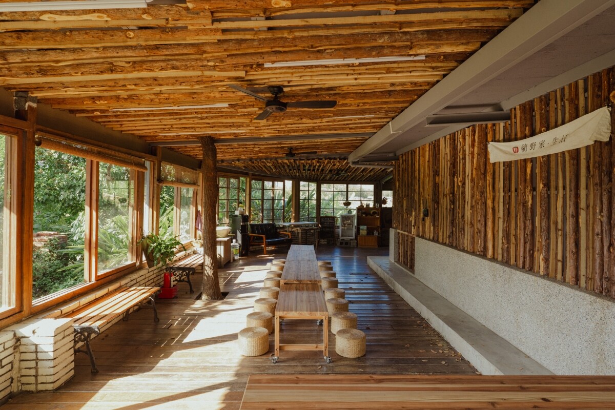 曲墨建築透過「杉遍野」計畫以天然杉木替代冷冰冰的鐵皮改造空間。