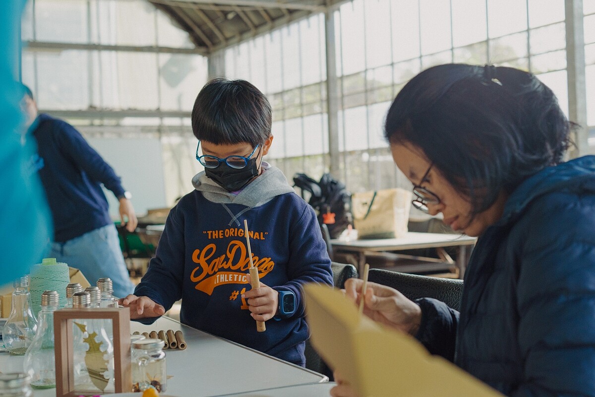 推出了季節限定的「獨居蜂房生態體驗半日營」。