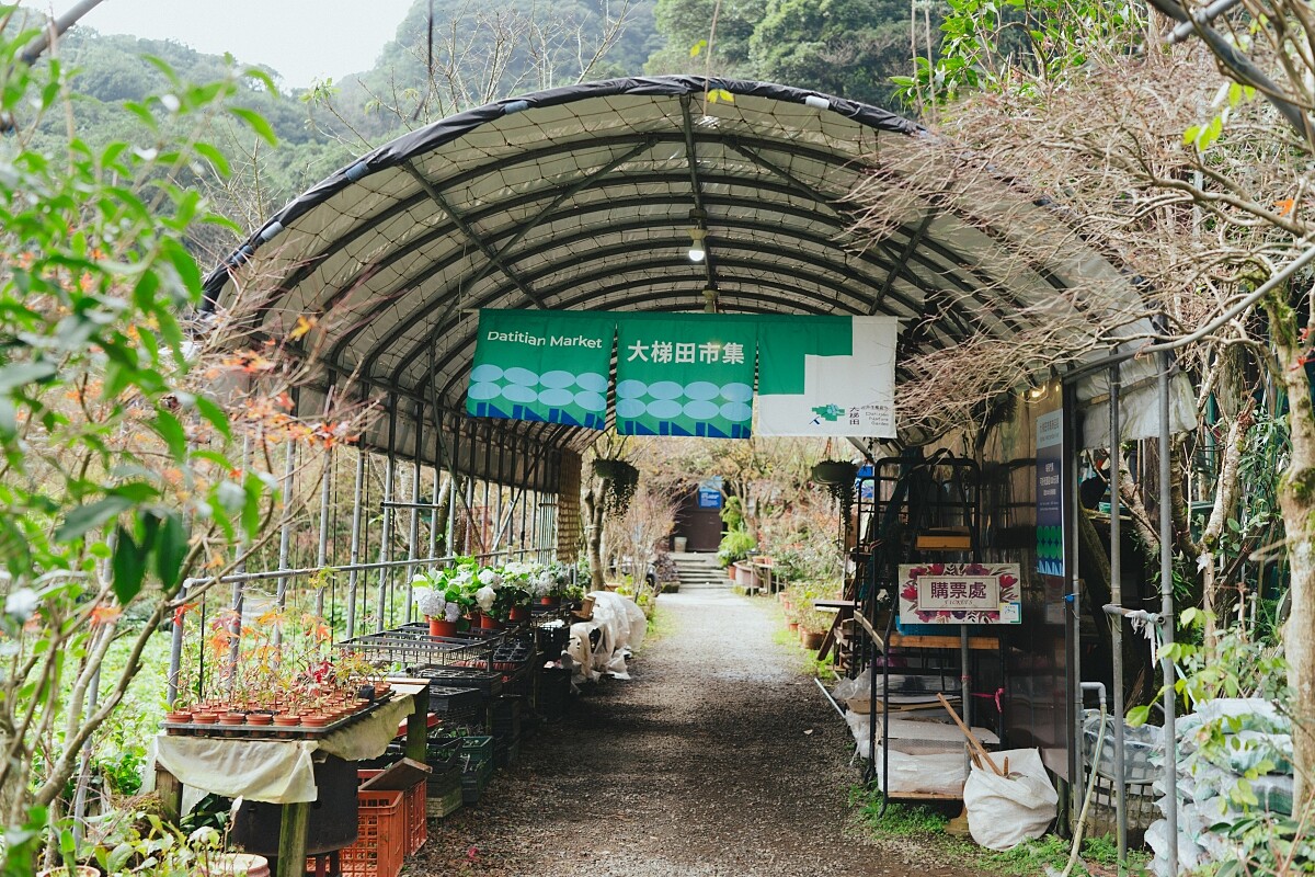 同時也將視覺識別擴展到園區內,解決了過去指標複雜的問題。