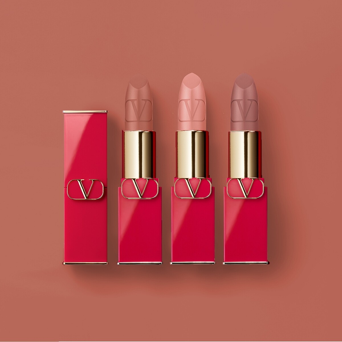 VALENTINO BEAUTY高訂柔霧唇膏(#132A、#114R、#126R)情境圖。